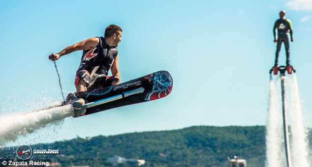 全世界最屌的水上活動「Hoverboard」有幾好玩？