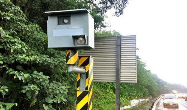 前交警揭秘：開車永遠不被測速相機拍照的方法！再不看就被刪除了！