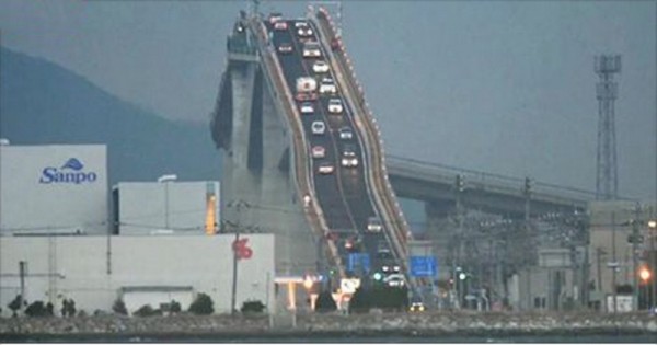 日本建造雲霄飛車般的路橋，高達11層樓...汽車還沒開上去之前，腿已軟了一半....嚇死人了！