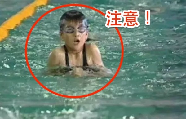 緊急擴散！你以為孩子只是站在水裡，其實他正在死去...分享出去別讓悲劇再度發生！