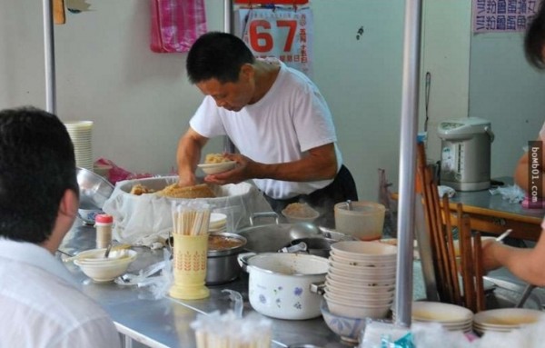 自助餐老闆總是在只點白飯的男孩碗裡「偷加料」，20多年後男孩竟然回來找他說了這一段話…