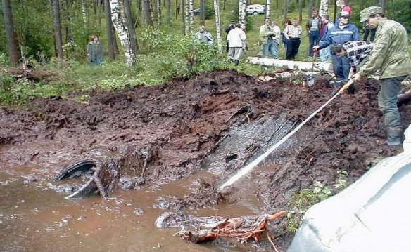 男孩在湖旁發現不明的軌跡和氣泡，直至50年後村民將其打撈起來…太讚了！