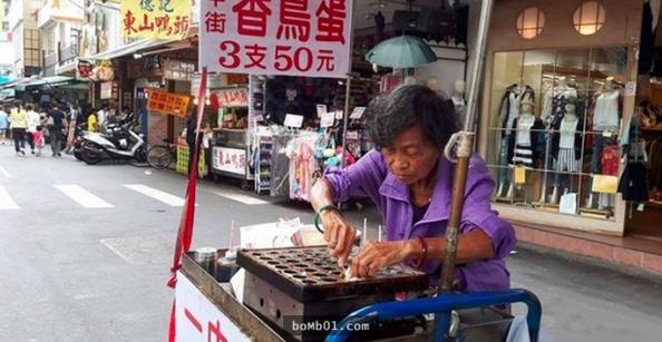 阿嬤大雨中賣的「破鳥蛋」沒生意仍堅持不肯離開，走近一看卻發現令人心酸的原因…