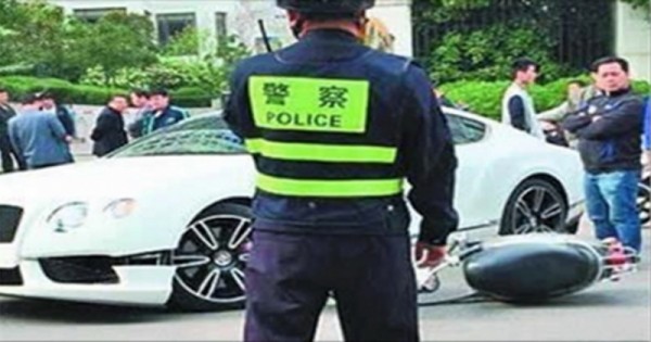 單親媽媽騎電動車撞上2500萬賓利，車主竟然放棄100萬賠償！原來是因為...