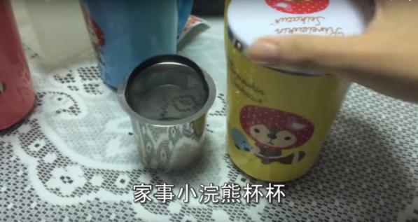 她開心的去換超商集點活動的「家事小浣熊杯杯」，開箱之後卻無限崩潰，原來這個杯子的設計...於是她拍了影片要告訴廣大網友