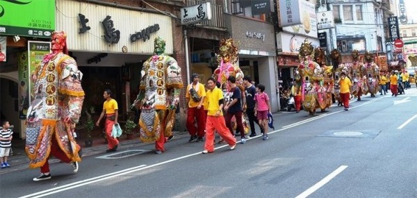 在路上不小心對眼八嘎囧被嗆「跨三小」的時候該怎麼辦？網友神回想不到最後卻是這種下場...