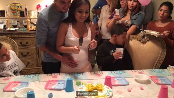 懷孕媽媽緊張地切開蛋糕要知道寶寶的性別，結果一切下去後…男友突然的舉動讓大家都尖叫了！