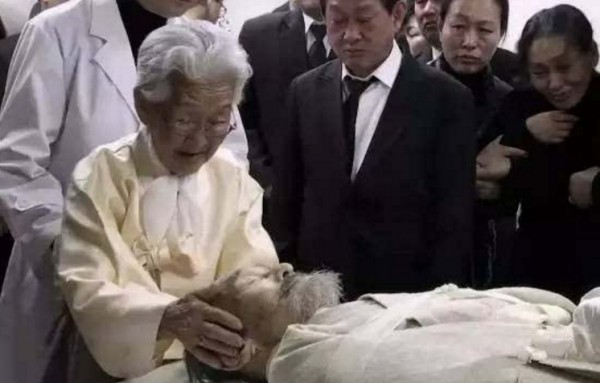 她14歲的時候嫁給了23歲的他，89歲時她送走了他，而奶奶最大的願望竟然是...讓所有人都淚崩了！