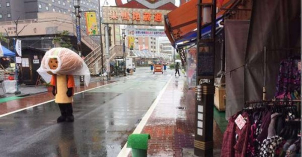 這個「孤單沒人理」的滑菇在雨中淋雨工作！有人卻拍下「一系列他更可憐的照片」，瞬間在網路爆紅！