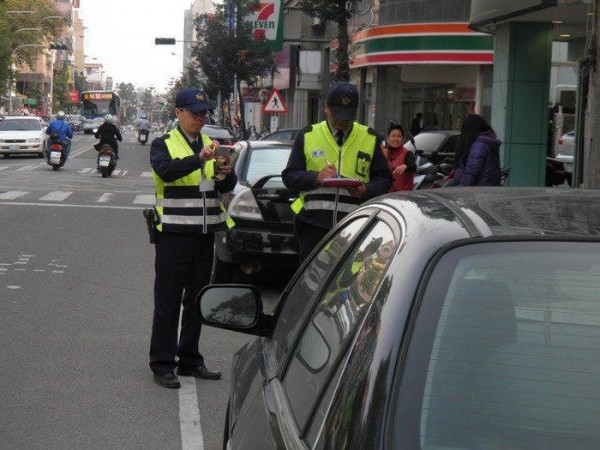 長知識！如果警察正對你停在路邊的車拍照，千萬別吵架！你只需要這樣做！太受用了！！！