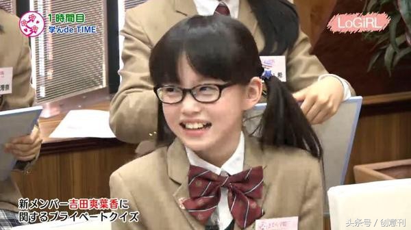 這個11歲「扎雙馬尾戴眼鏡」的小女孩萌力破表，當她摘下眼鏡後，竟讓人「一秒戀愛」了啊！