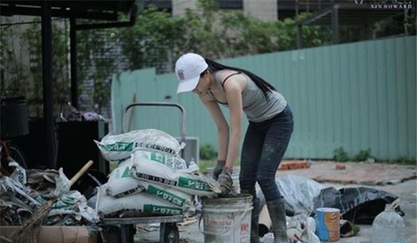 「史上最辣水泥工」背心熱褲做粗活被讃女神，看到她的日常生活照才發現真的正翻了！