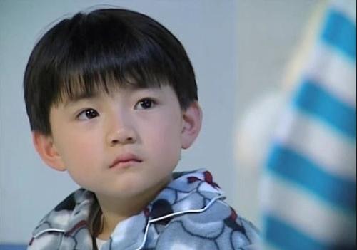 他7歲出道，紅遍整個臺灣，12歲跟粉絲發生純純的愛，如今砍人踉蹌入獄，讓人不禁唏噓