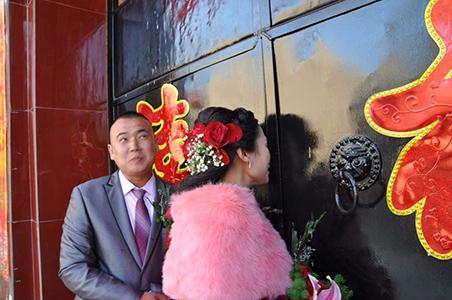 結婚當天，岳母刁難要八萬現金，我怒到悔婚，未婚妻偷偷跟我說句話讓我怒氣全消，感動落淚！