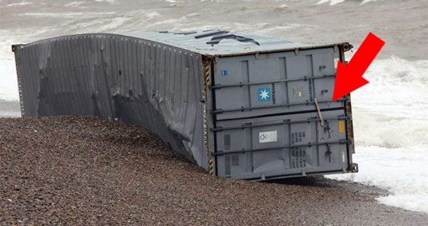 海灘上突然飄來一個「殘破的貨櫃」，以為是破銅爛鐵，沒想到一打開裡面...所有人都瘋狂搶破頭！