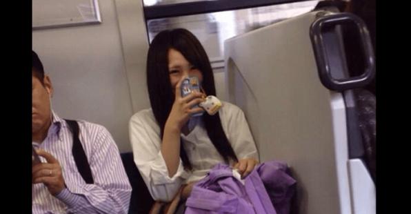 他搭電車時發現對面的女生「一直在傻笑」，當他想拿出手機偷拍時朋友卻驚恐地說「快下車，假裝沒看到她！」