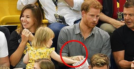 王子妳也敢偷？！2歲小萌娃「偷吃哈利王子的爆米花」，他發現後「超窩心反應」暖翻全球！