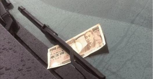 男子開車時發現擋風玻璃「被夾了1000元紙鈔」，當他打算開門拿下來時朋友卻大喊「別開車門、很危險！」