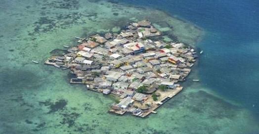 因為「沒有蚊子」，這個島成了全世界最最最擁擠的一個島嶼，人們寧可世世代代擠在一起也不願離開！